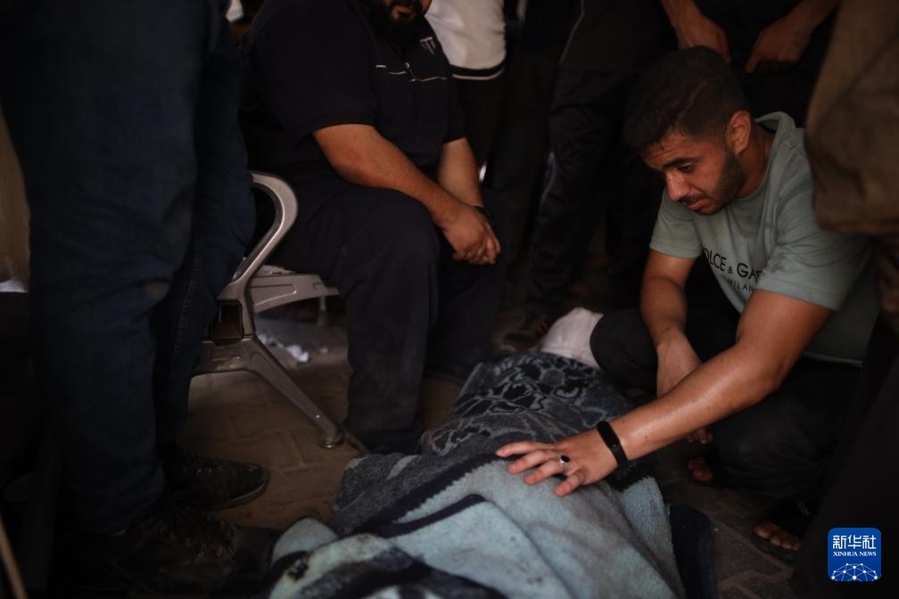 這是6月8日在加沙地帶中部努賽賴特難民營(yíng)拍攝的以軍襲擊受害者。新華社發(fā)（馬爾萬(wàn)·達(dá)烏德攝）