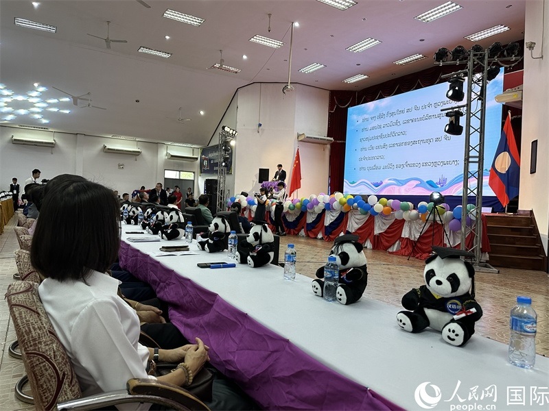 圖片：中老嘉賓在第二十三屆漢語(yǔ)橋世界大學(xué)生中文比賽老撾賽區(qū)決賽上致辭。孫廣勇攝