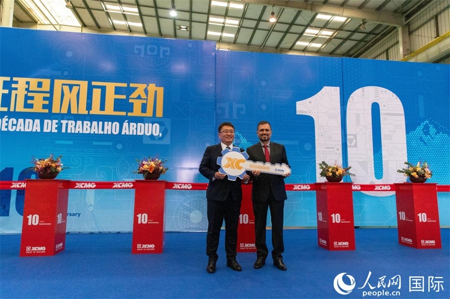 儀式上，徐工巴西制造總經(jīng)理李寒光將第23456臺產(chǎn)品鑰匙交付給客戶巴西Simak公司首席執(zhí)行官安德森·阿布魯手中。 人民日報社拉美中心分社 威廉·科埃略·維亞納攝