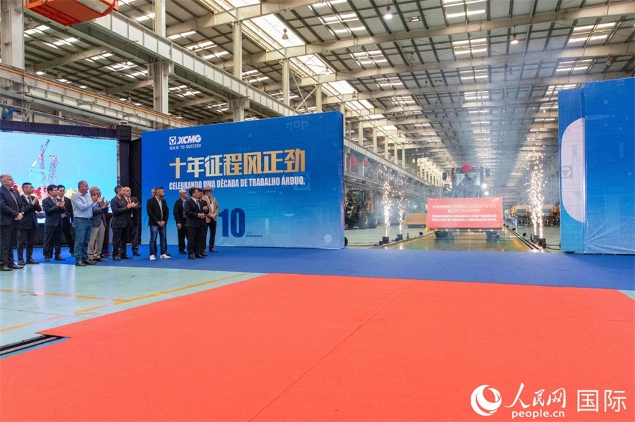 儀式上，米納斯吉拉斯州、波蘇阿雷格里市政府官員，徐工巴西制造的供應商、經(jīng)銷商、客戶伙伴、員工代表和在巴中資機構代表等，一起祝賀徐工巴西制造第23456臺產(chǎn)品下線并交付客戶。 人民日報社拉美中心分社 威廉·科埃略·維亞納攝