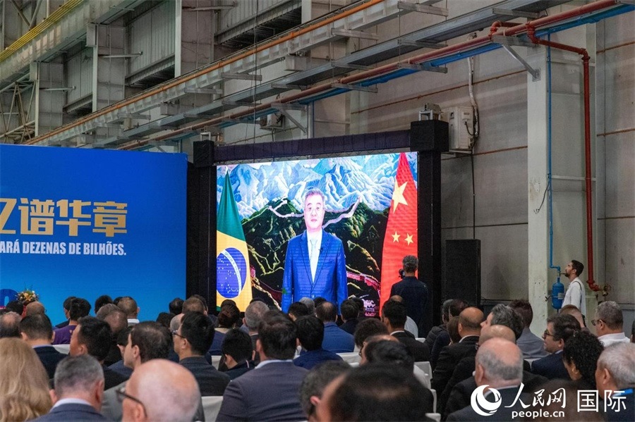 中國駐巴西大使祝青橋在視頻致辭中表示，徐工在巴西的發(fā)展，是眾多中國企業(yè)在習近平主席提出的共建“一帶一路”倡議推動下，將中國的技術和產(chǎn)業(yè)發(fā)展成果帶往世界，促進各國發(fā)展的縮影。 人民日報社拉美中心分社 威廉·科埃略·維亞納攝