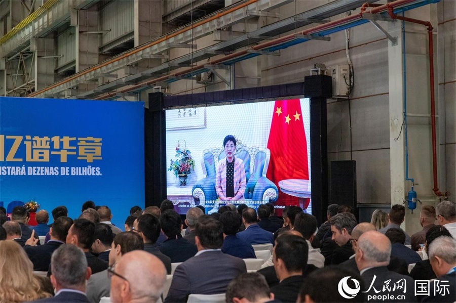 中國駐里約熱內(nèi)盧總領事田敏在視頻致辭中表示，中國是米納斯吉拉斯州第一大貿(mào)易伙伴和重要投資來源國。近年來，雙方在貿(mào)易投資、科技創(chuàng)新、裝備制造、人文交流等領域開展了富有成果的合作。 人民日報社拉美中心分社 威廉·科埃略·維亞納攝