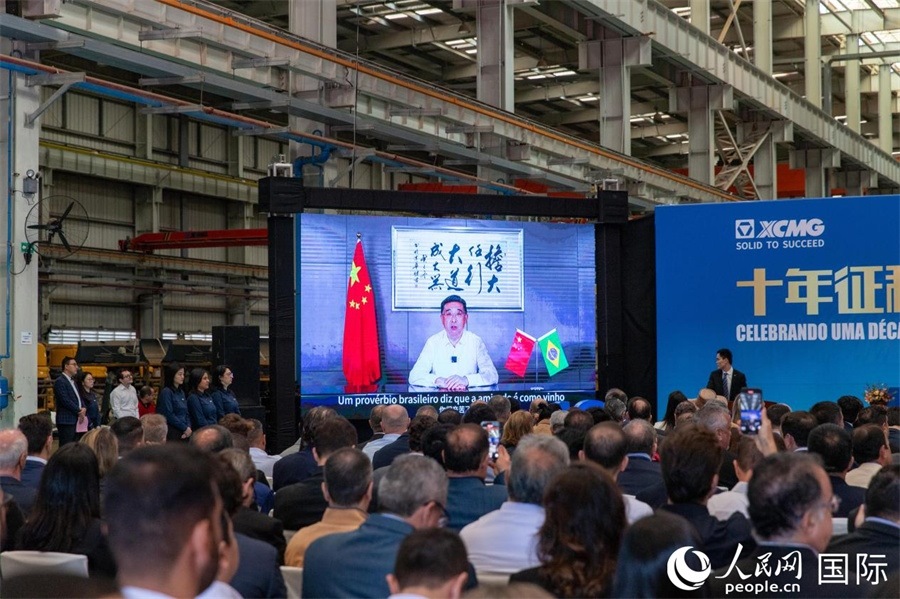 徐工集團、徐工機械董事長楊東升在視頻致辭中表示，徐工作為中國工程機械的排頭兵，堅定不移實施國際化主戰(zhàn)略，投資運營的徐工巴西制造基地成為見證中巴友誼的標桿示范。 人民日報社拉美中心分社 威廉·科埃略·維亞納攝