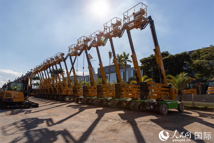 在徐工巴西制造生產(chǎn)基地，一批完成生產(chǎn)的設備正準備交付客戶。 人民日報社拉美中心分社 威廉·科埃略·維亞納攝