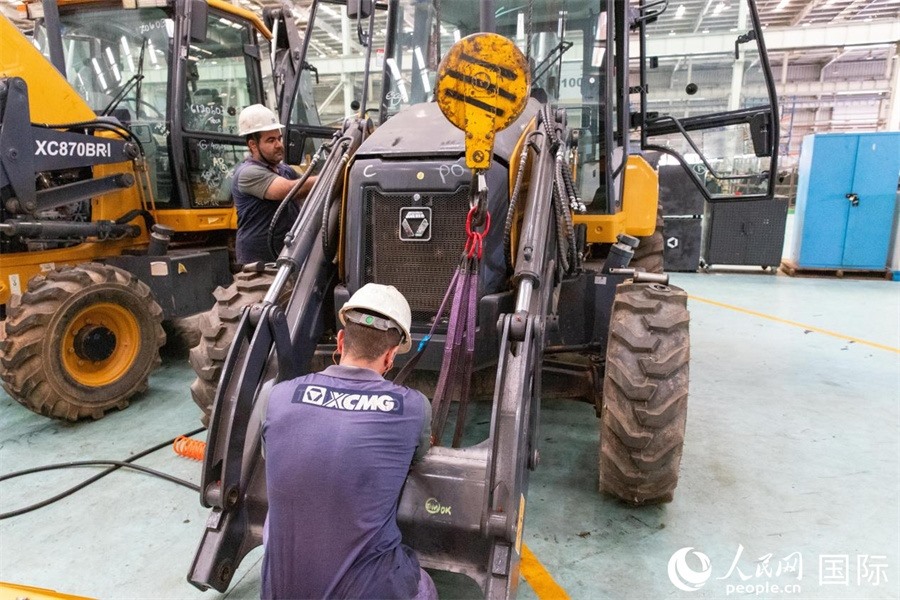 兩名徐工巴西制造基地的當?shù)貑T工正在進行設備安裝和調(diào)試。 人民日報社拉美中心分社 威廉·科埃略·維亞納攝