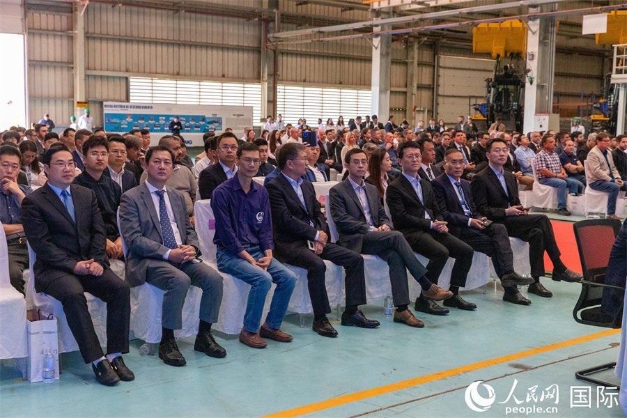 巴西米納斯吉拉斯州、波蘇阿雷格里市政府官員，徐工巴西制造的供應商、經(jīng)銷商、客戶伙伴和員工代表，以及在巴中資機構代表等200多人，出席了徐工巴西制造投產(chǎn)運營10周年暨第23456臺產(chǎn)品下線儀式。 人民網(wǎng) 威廉·科埃略·維亞納攝