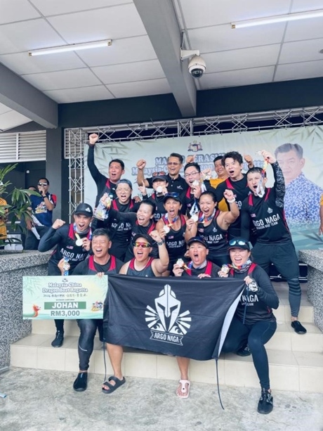 全體隊員歡慶取得混合組冠軍。組委會供圖