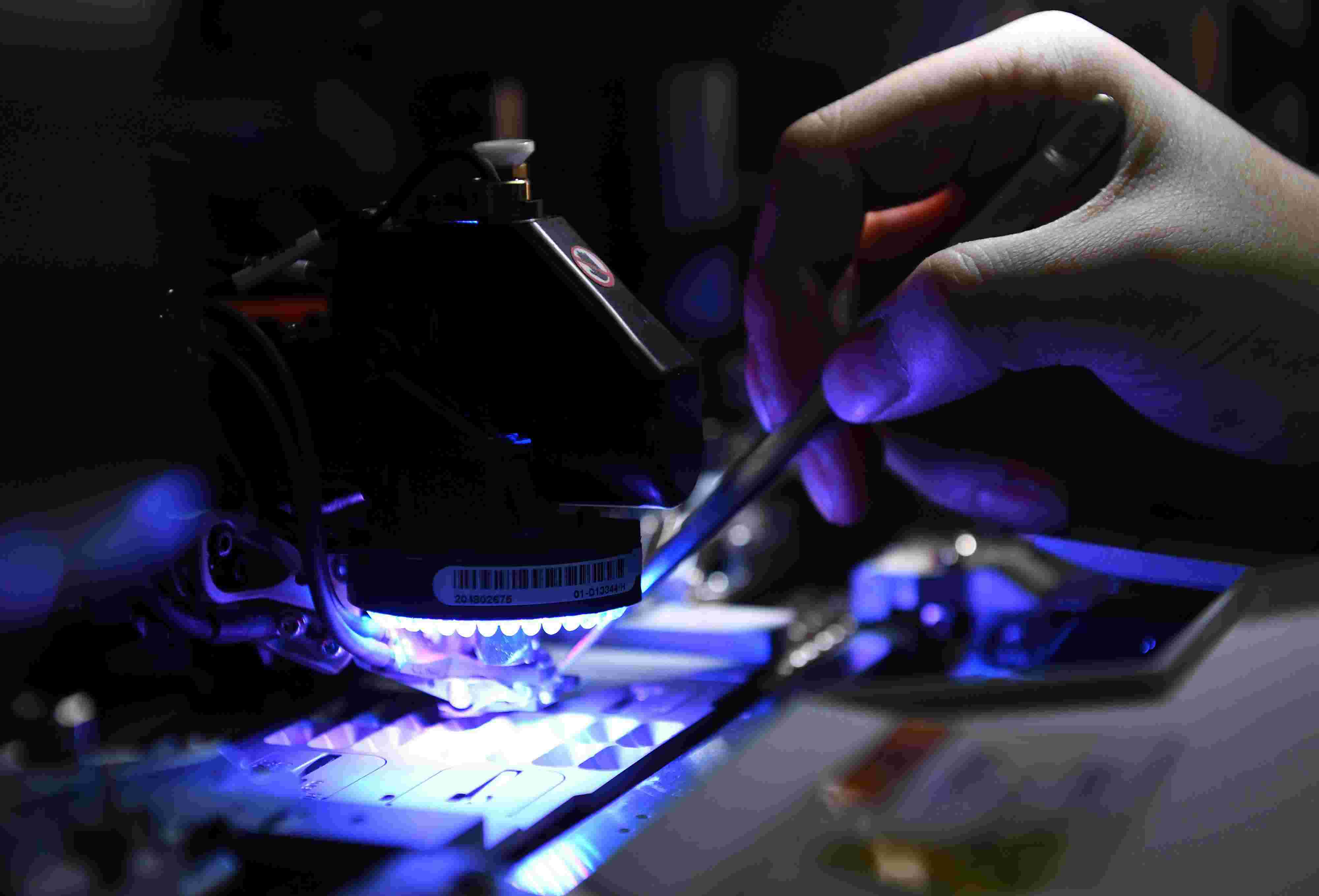 2021年4月24日，安徽馬鞍山，在經(jīng)開(kāi)區(qū)安徽省東科半導(dǎo)體有限公司生產(chǎn)線上，工人正在生產(chǎn)芯片。