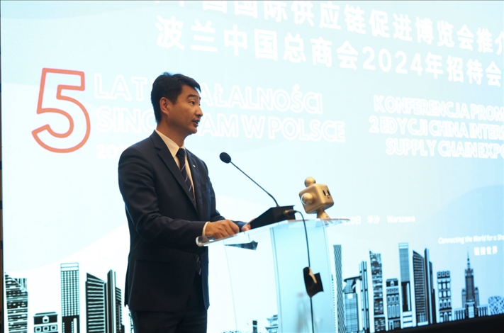 波蘭中國總商會會長胡新元致辭。