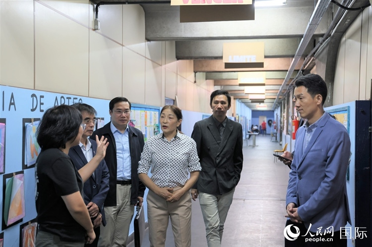 中國駐里約總領(lǐng)館商務(wù)參贊敬艷輝（右一）等嘉賓在里約孔院中方院長孫艷萍（左一）帶領(lǐng)下，參觀薩繆爾·韋納公立學校的中文教室，了解該校中文教學軟硬件設(shè)施。人民網(wǎng)記者 時元皓攝