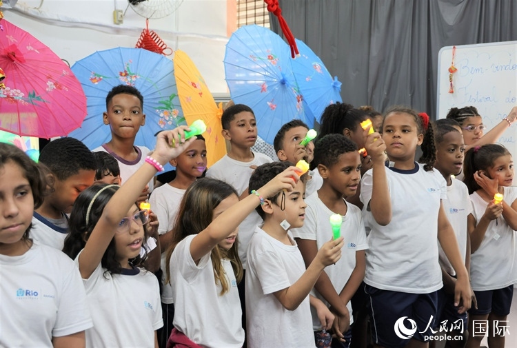 端午節(jié)活動在里約薩繆爾·韋納公立學校舉辦，該校師生合唱中文歌曲。 人民網(wǎng)記者 時元皓攝