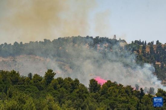 6月12日，以色列北部加利利地區(qū)遭受火箭彈襲擊后冒出滾滾濃煙。新華社發(fā)（阿亞爾·馬戈林攝/基尼圖片社）