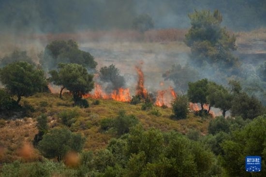 6月12日，以色列北部加利利地區(qū)遭受火箭彈襲擊后冒出滾滾濃煙。新華社發(fā)（阿亞爾·馬戈林攝/基尼圖片社）