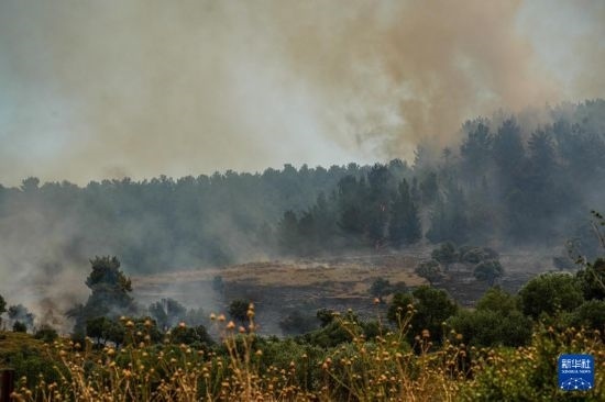 6月12日，以色列北部加利利地區(qū)遭受火箭彈襲擊后冒出滾滾濃煙。新華社發(fā)（阿亞爾·馬戈林攝/基尼圖片社）