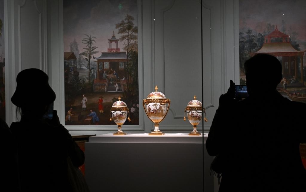 4月1日，觀眾在北京故宮參觀“紫禁城與凡爾賽宮——17、18世紀(jì)的中法交往”展覽。新華社記者金良快攝