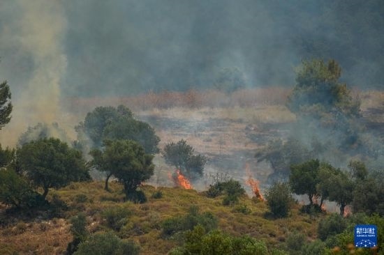 6月12日，以色列北部加利利地區(qū)遭受火箭彈襲擊后冒出滾滾濃煙。新華社發(fā)（阿亞爾·馬戈林攝/基尼圖片社）