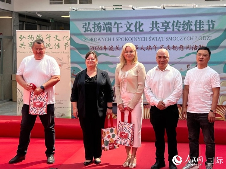 向波蘭友人發(fā)放端午節(jié)慰問品。人民網(wǎng)記者 李增偉攝