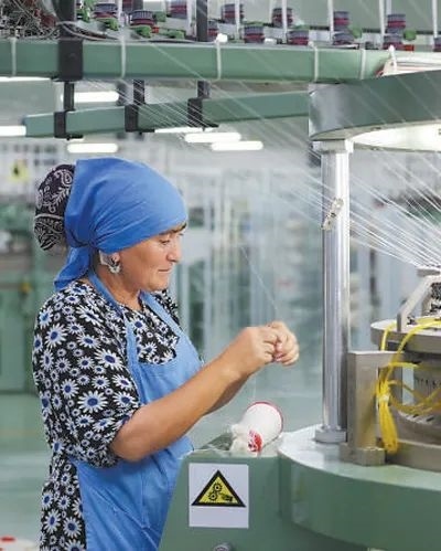 在針織毛坯車間，當(dāng)?shù)毓と苏诮泳€。胡澤曦?cái)z