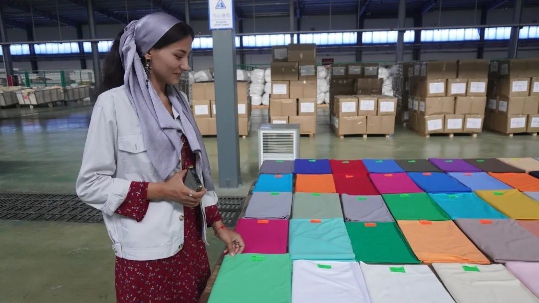 當(dāng)?shù)毓と苏跈z驗(yàn)成品。曲頌攝