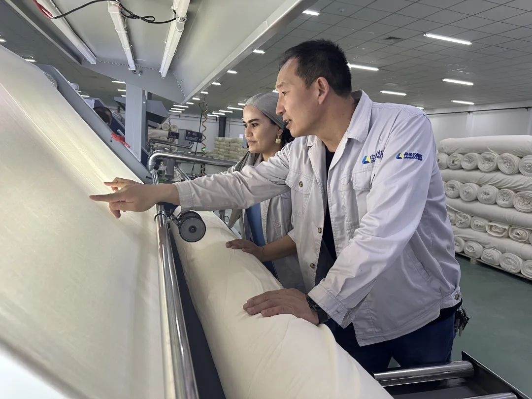 中方技術(shù)人員正在指導(dǎo)當(dāng)?shù)毓と?。屈佩攝