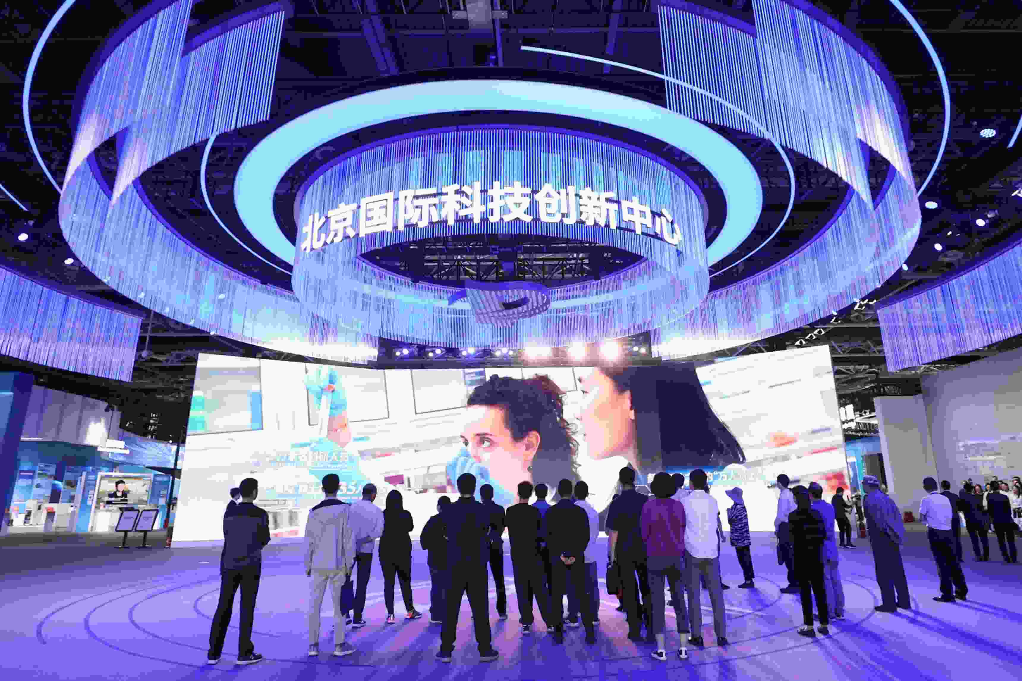 △2024年5月11日，觀眾在中關村展示中心觀看科技創(chuàng)新宣傳片。