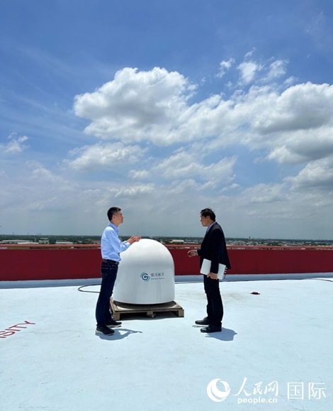 中泰兩國技術人員交流低軌寬帶衛(wèi)星互聯(lián)網(wǎng)運行情況。人民網(wǎng)記者 簡承淵攝