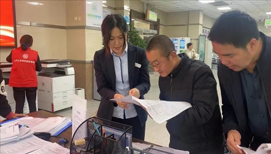 成都市溫江區(qū)市場(chǎng)監(jiān)管局為群眾提供“個(gè)轉(zhuǎn)企”登記幫辦服務(wù)。成都市市場(chǎng)監(jiān)管局供圖