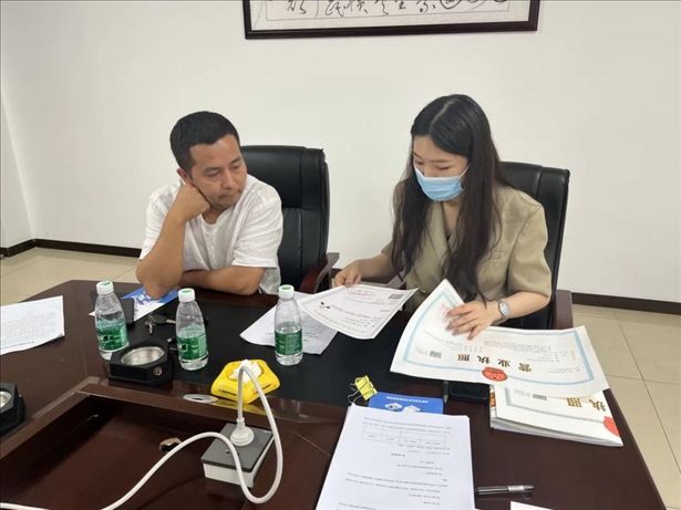 成都市溫江區(qū)市場(chǎng)監(jiān)管局在區(qū)農(nóng)副產(chǎn)品流通交易中心為商戶上門辦理“個(gè)轉(zhuǎn)企”登記。成都市市場(chǎng)監(jiān)管局供圖