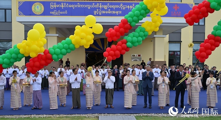 嘉賓共同為項(xiàng)目竣工剪彩。人民網(wǎng)記者 謝佳君攝