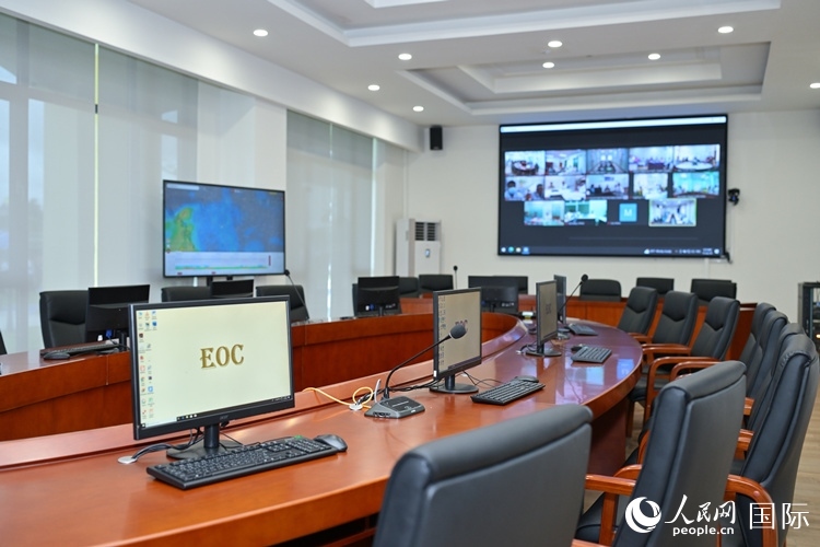 援緬甸國(guó)家疾控中心應(yīng)急指揮中心內(nèi)。人民網(wǎng)記者 謝佳君攝