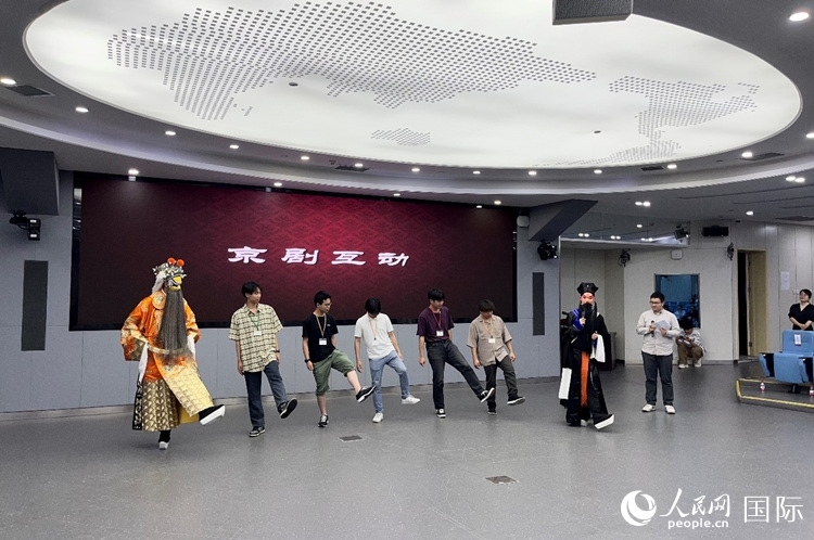 日本大學(xué)生代表團(tuán)學(xué)習(xí)京劇臺步。人民網(wǎng)記者 陳思攝