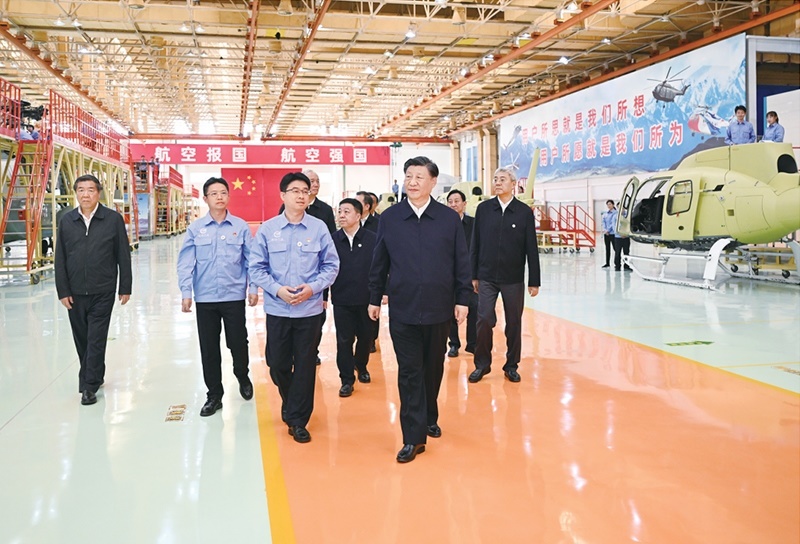2023年10月10日至13日，中共中央總書記、國家主席、中央軍委主席習(xí)近平在江西考察。這是11日上午，習(xí)近平在景德鎮(zhèn)市昌河飛機(jī)工業(yè)（集團(tuán)）有限公司考察。 新華社記者 燕雁/攝
