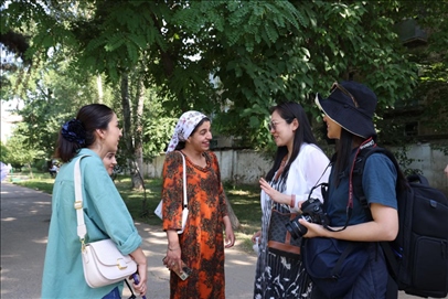 人民日報記者和塔方記者在進行交流。顏歡攝