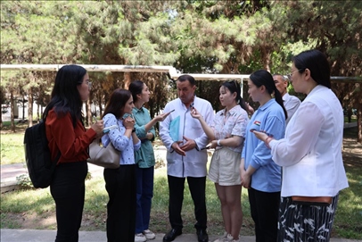 聯合采訪團隊在采訪塔吉克斯坦中央眼科醫(yī)院副院長馬爾索羅夫·薩爾杜洛。胡澤曦攝
