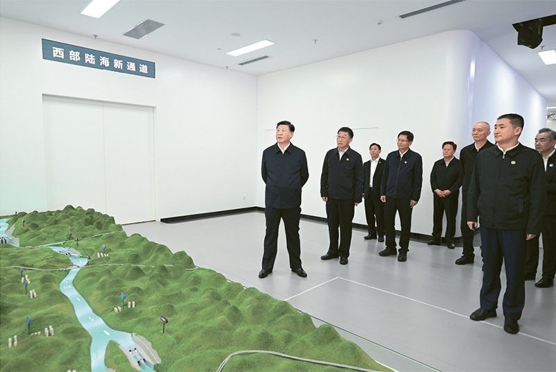 2023年12月14日至15日，中共中央總書記、國家主席、中央軍委主席習(xí)近平在廣西考察。這是14日上午，習(xí)近平在南寧市考察中國—東盟信息港股份有限公司，結(jié)合平陸運(yùn)河沙盤聽取西部陸海新通道骨干工程建設(shè)匯報。 新華社記者 謝環(huán)馳/攝