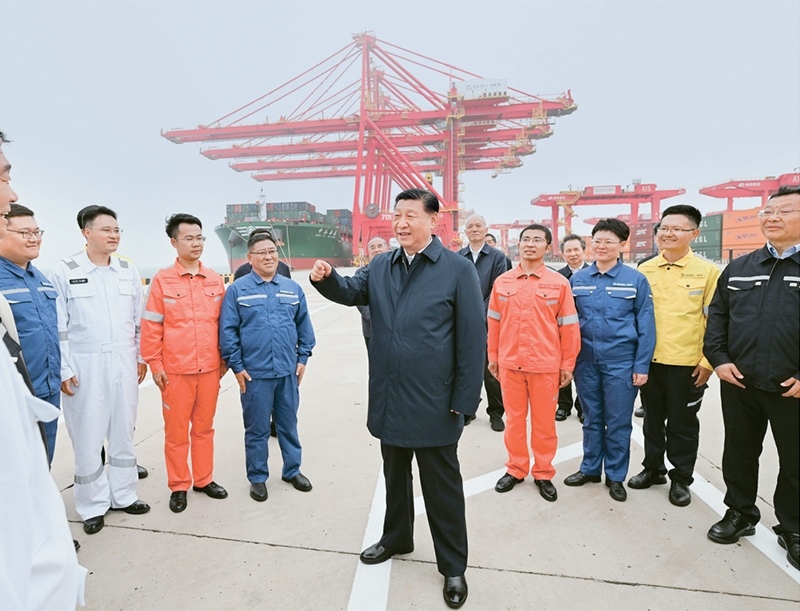 2024年5月22日至24日，中共中央總書記、國家主席、中央軍委主席習(xí)近平在山東考察。這是22日下午，習(xí)近平在日照港親切慰問港口科技工作者、運(yùn)營人員、航運(yùn)人員。 新華社記者 謝環(huán)馳/攝