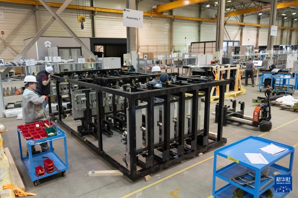 2024年1月26日，在匈牙利比奧托爾巴吉，員工在蔚來(lái)能源歐洲工廠工作。新華社發(fā)（弗爾季·奧蒂洛 攝）