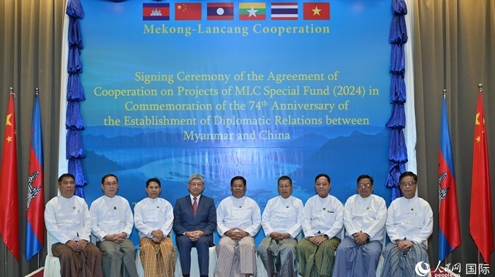 中國駐緬甸大使陳海（左四）與緬方執(zhí)行部委部長合影。人民網(wǎng)記者 謝佳君攝