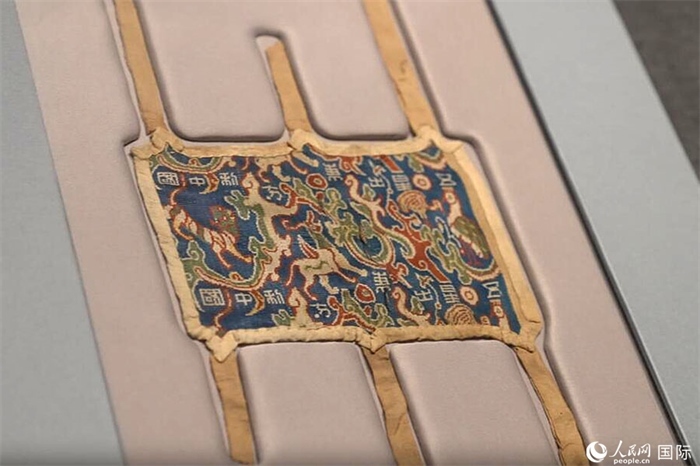 “五星出東方利中國”織錦護(hù)臂。人民網(wǎng)記者 張麗婭攝