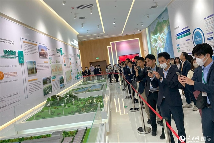 日本創(chuàng)價學(xué)會青年代表團(tuán)在烏魯木齊市文化中心規(guī)劃館參觀。人民網(wǎng)記者 張麗婭攝