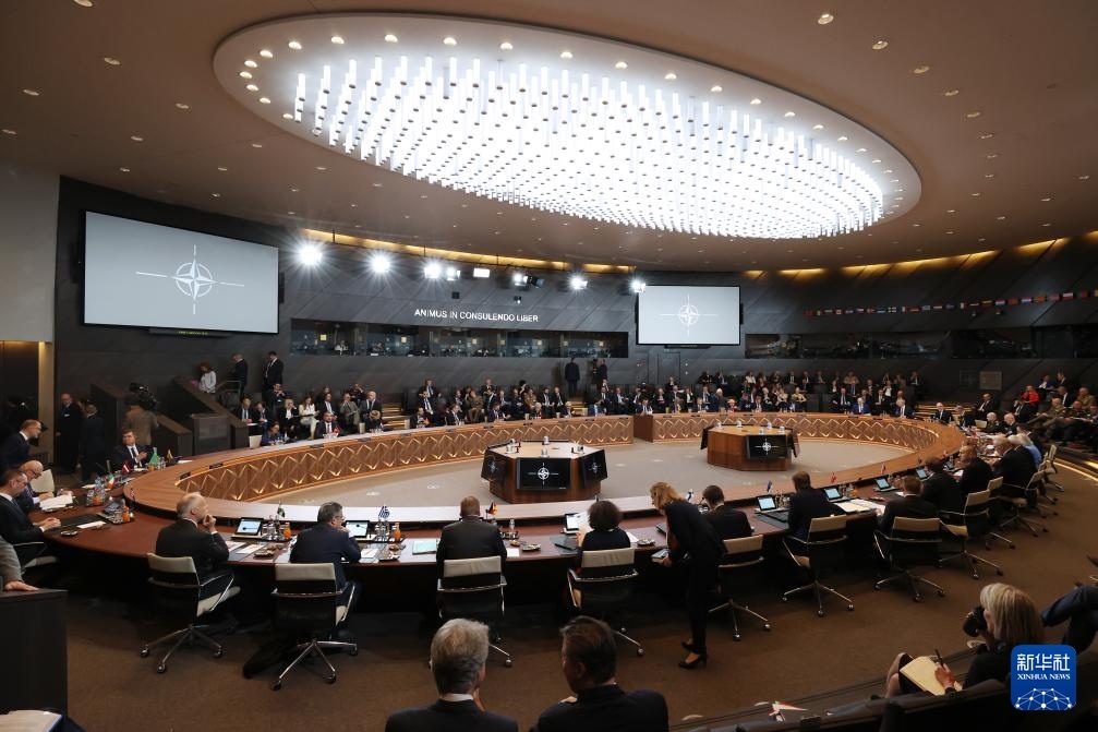 這是6月14日在比利時布魯塞爾北約總部拍攝的北約防長會現(xiàn)場。新華社記者 趙丁喆 攝