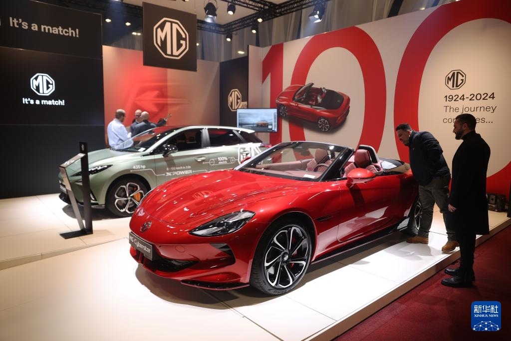 2024年1月17日，人們?cè)诒壤麜r(shí)布魯塞爾舉辦的2024布魯塞爾汽車展上參觀上汽名爵電動(dòng)汽車。新華社記者 趙丁喆 攝