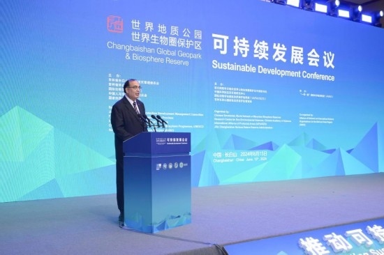  6月15日，聯(lián)合國教科文組織東亞地區(qū)辦事處主任夏澤翰在“長白山·世界地質公園、世界生物圈保護區(qū)可持續(xù)發(fā)展會議”上做主旨演講。新華社發(fā)
