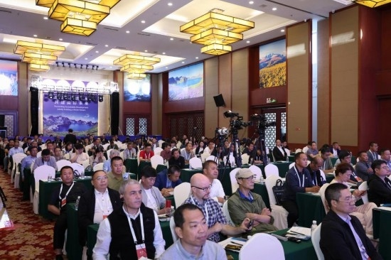  6月15日，“長白山·世界地質公園、世界生物圈保護區(qū)可持續(xù)發(fā)展會議”現(xiàn)場。新華社發(fā)