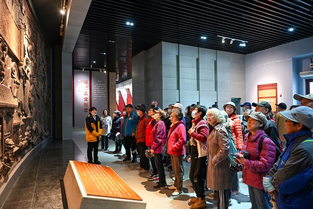 △ 2024年4月10日，北京朝陽區(qū)安慧里社區(qū)黨委組織離退休黨員參觀“明鏡昭廉”明代反貪尚廉歷史文化園。