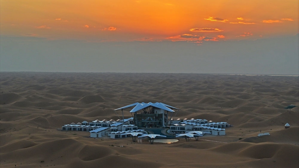 這是位于寧夏中衛(wèi)市沙坡頭景區(qū)的星星酒店（2023年9月6日攝，無人機(jī)照片）。新華社記者 王鵬 攝