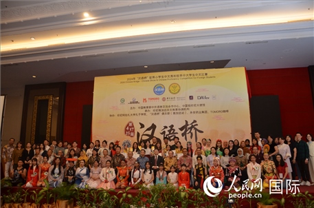 出席閉幕典禮的嘉賓、學(xué)校師生及獲獎(jiǎng)選手等合影留念。人民網(wǎng)記者李培松攝