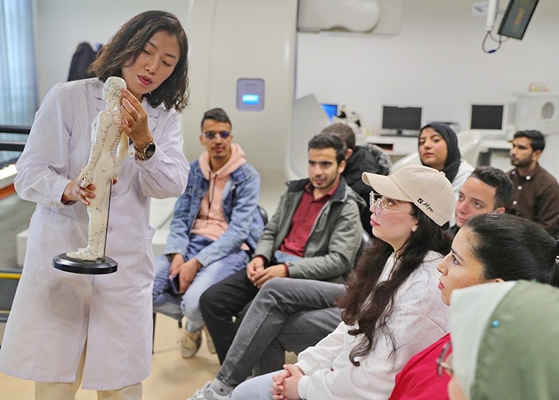 2023年4月19日，河北省秦皇島市中醫(yī)醫(yī)院醫(yī)務(wù)工作者為燕山大學(xué)外國留學(xué)生講解中醫(yī)經(jīng)絡(luò)知識。