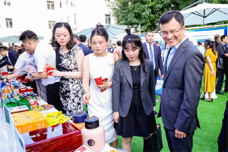 與會(huì)嘉賓參觀品鑒上合組織農(nóng)業(yè)基地特產(chǎn)。主辦方供圖