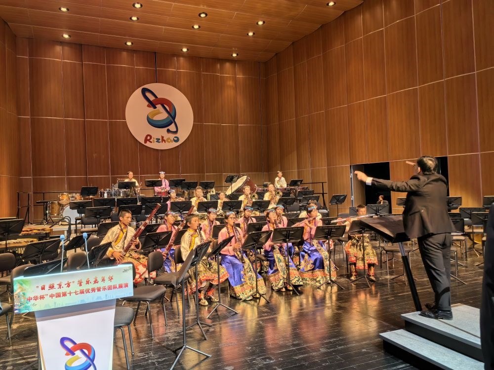 5月4日，來自果洛西寧民族中學的果洛州青少年管樂團在山東省日照市演出。